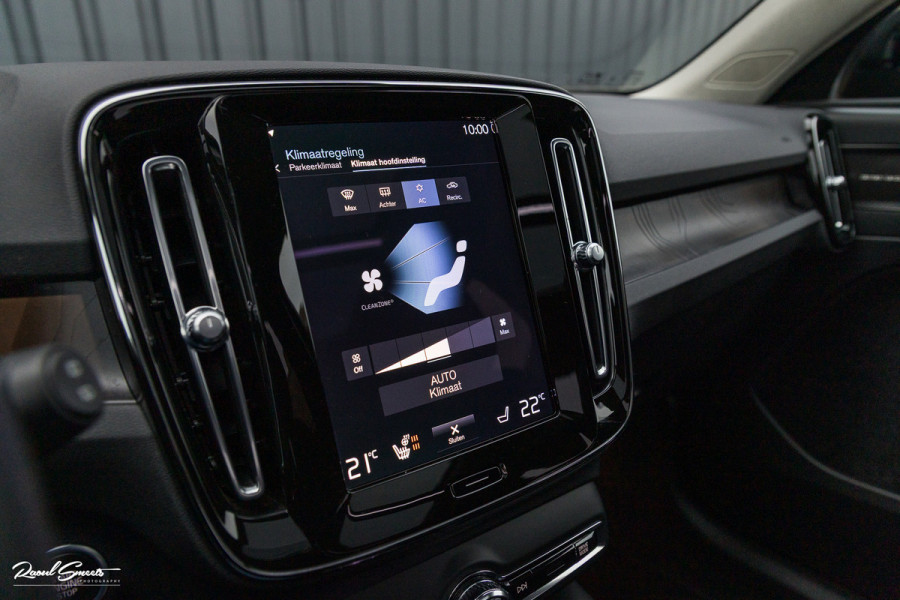 Volvo XC40 1.5 T5 Plug-in hybrid Ultimate Dark | Panorama dak | Zwenkbare trekhaak | Adaptieve cruise | Blis | Memory |