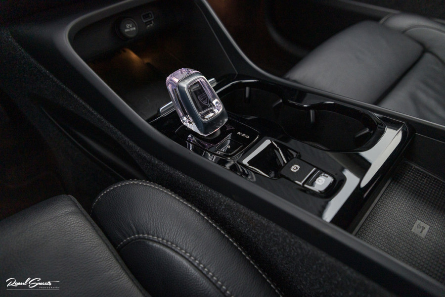 Volvo XC40 1.5 T5 Plug-in hybrid Ultimate Dark | Panorama dak | Zwenkbare trekhaak | Adaptieve cruise | Blis | Memory |