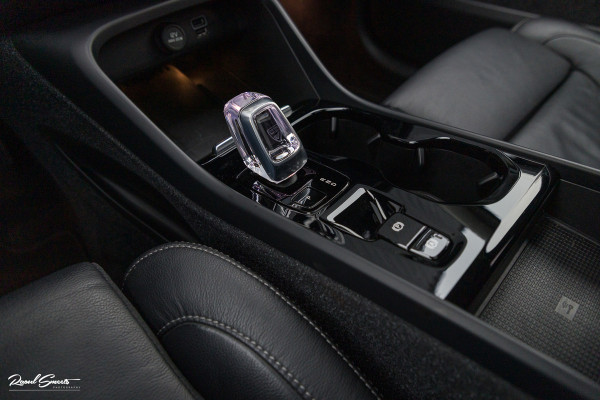 Volvo XC40 1.5 T5 Plug-in hybrid Ultimate Dark | Panorama dak | Zwenkbare trekhaak | Adaptieve cruise | Blis | Memory |