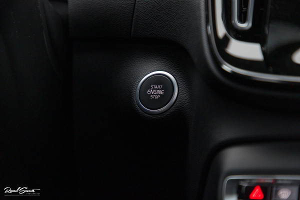 Volvo XC40 1.5 T5 Plug-in hybrid Ultimate Dark | Panorama dak | Zwenkbare trekhaak | Adaptieve cruise | Blis | Memory |