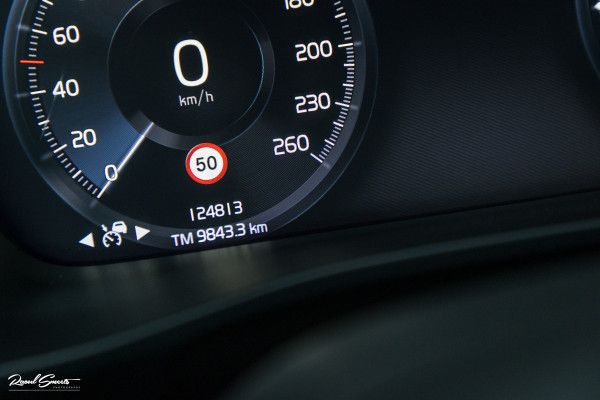 Volvo XC40 1.5 T5 Plug-in hybrid Ultimate Dark | Panorama dak | Zwenkbare trekhaak | Adaptieve cruise | Blis | Memory |