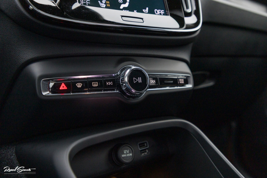 Volvo XC40 1.5 T5 Plug-in hybrid Ultimate Dark | Panorama dak | Zwenkbare trekhaak | Adaptieve cruise | Blis | Memory |