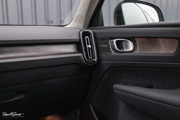 Volvo XC40 1.5 T5 Plug-in hybrid Ultimate Dark | Panorama dak | Zwenkbare trekhaak | Adaptieve cruise | Blis | Memory |