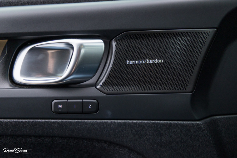 Volvo XC40 1.5 T5 Plug-in hybrid Ultimate Dark | Panorama dak | Zwenkbare trekhaak | Adaptieve cruise | Blis | Memory |