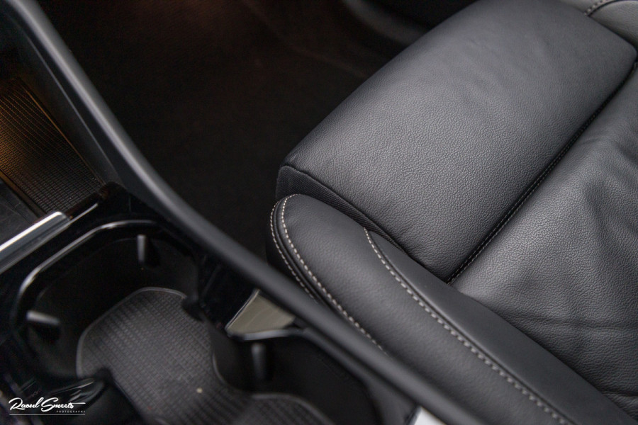 Volvo XC40 1.5 T5 Plug-in hybrid Ultimate Dark | Panorama dak | Zwenkbare trekhaak | Adaptieve cruise | Blis | Memory |