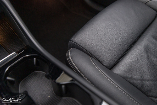 Volvo XC40 1.5 T5 Plug-in hybrid Ultimate Dark | Panorama dak | Zwenkbare trekhaak | Adaptieve cruise | Blis | Memory |