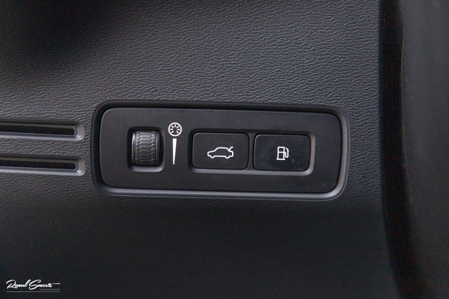 Volvo XC40 1.5 T5 Plug-in hybrid Ultimate Dark | Panorama dak | Zwenkbare trekhaak | Adaptieve cruise | Blis | Memory |