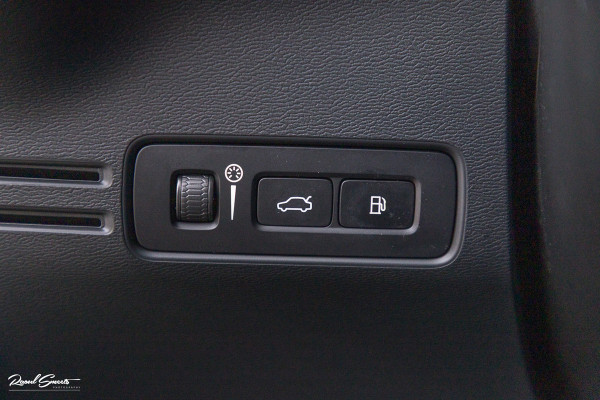 Volvo XC40 1.5 T5 Plug-in hybrid Ultimate Dark | Panorama dak | Zwenkbare trekhaak | Adaptieve cruise | Blis | Memory |