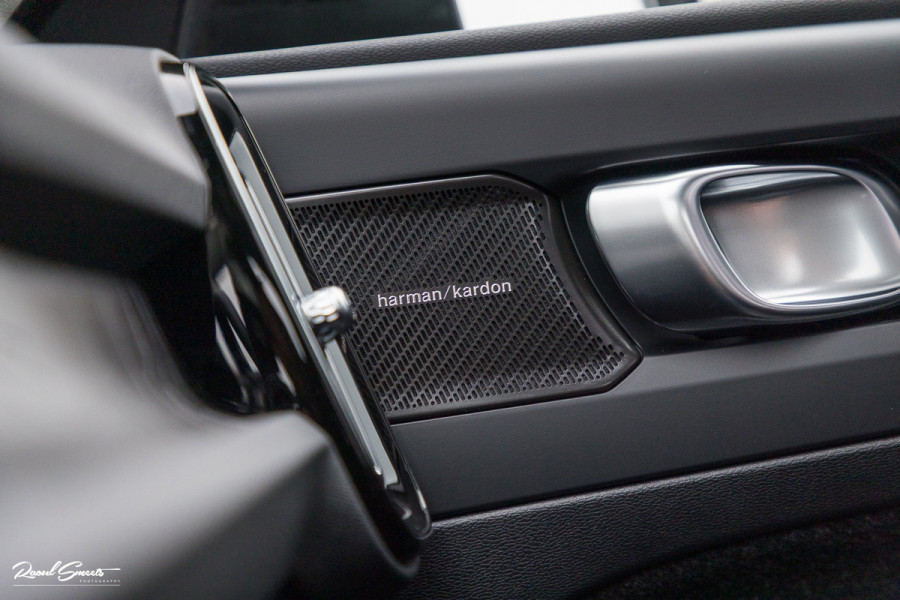 Volvo XC40 1.5 T5 Plug-in hybrid Ultimate Dark | Panorama dak | Zwenkbare trekhaak | Adaptieve cruise | Blis | Memory |