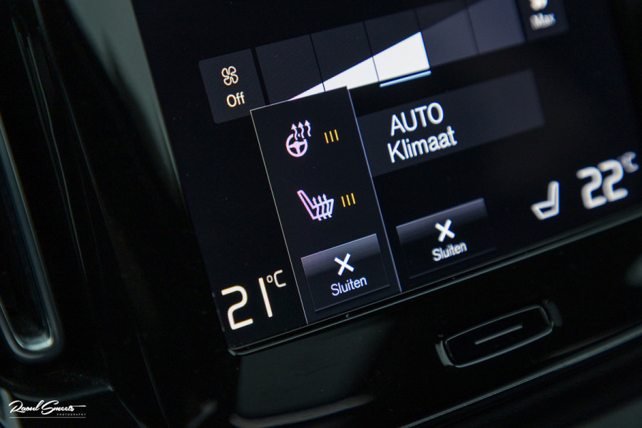 Volvo XC40 1.5 T5 Plug-in hybrid Ultimate Dark | Panorama dak | Zwenkbare trekhaak | Adaptieve cruise | Blis | Memory |