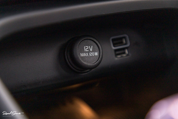 Volvo XC40 1.5 T5 Plug-in hybrid Ultimate Dark | Panorama dak | Zwenkbare trekhaak | Adaptieve cruise | Blis | Memory |