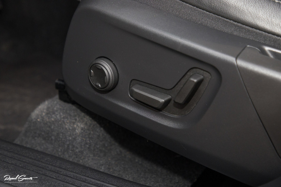 Volvo XC40 1.5 T5 Plug-in hybrid Ultimate Dark | Panorama dak | Zwenkbare trekhaak | Adaptieve cruise | Blis | Memory |