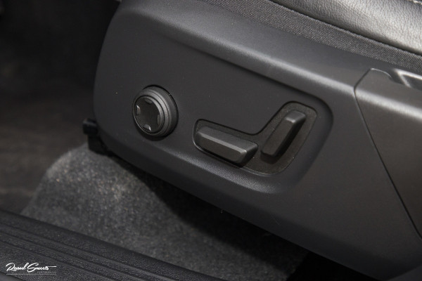 Volvo XC40 1.5 T5 Plug-in hybrid Ultimate Dark | Panorama dak | Zwenkbare trekhaak | Adaptieve cruise | Blis | Memory |