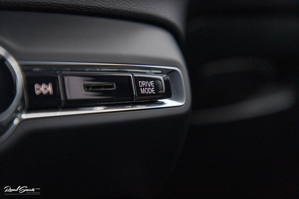 Volvo XC40 1.5 T5 Plug-in hybrid Ultimate Dark | Panorama dak | Zwenkbare trekhaak | Adaptieve cruise | Blis | Memory |