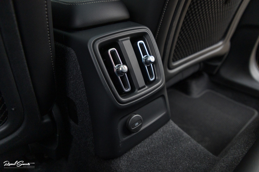 Volvo XC40 1.5 T5 Plug-in hybrid Ultimate Dark | Panorama dak | Zwenkbare trekhaak | Adaptieve cruise | Blis | Memory |