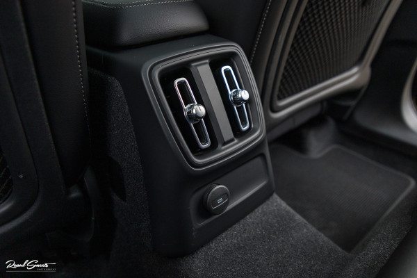 Volvo XC40 1.5 T5 Plug-in hybrid Ultimate Dark | Panorama dak | Zwenkbare trekhaak | Adaptieve cruise | Blis | Memory |