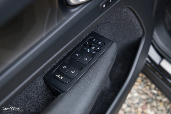 Volvo XC40 1.5 T5 Plug-in hybrid Ultimate Dark | Panorama dak | Zwenkbare trekhaak | Adaptieve cruise | Blis | Memory |