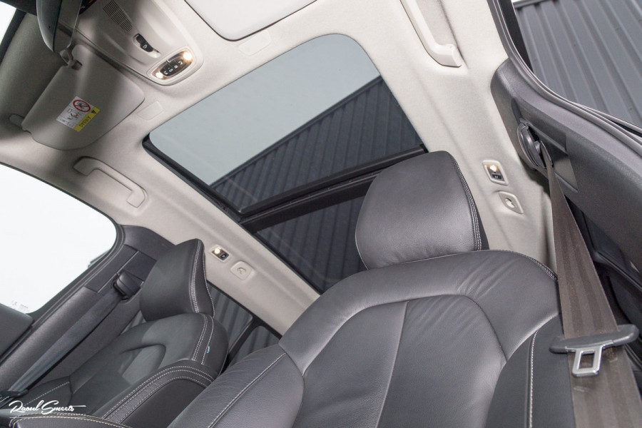 Volvo XC40 1.5 T5 Plug-in hybrid Ultimate Dark | Panorama dak | Zwenkbare trekhaak | Adaptieve cruise | Blis | Memory |