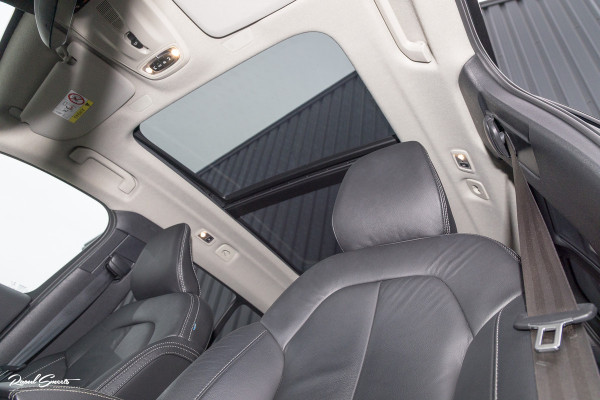 Volvo XC40 1.5 T5 Plug-in hybrid Ultimate Dark | Panorama dak | Zwenkbare trekhaak | Adaptieve cruise | Blis | Memory |