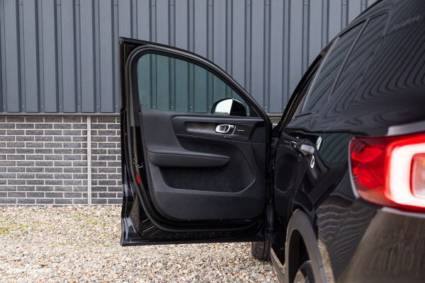 Volvo XC40 1.5 T5 Plug-in hybrid Ultimate Dark | Panorama dak | Zwenkbare trekhaak | Adaptieve cruise | Blis | Memory |