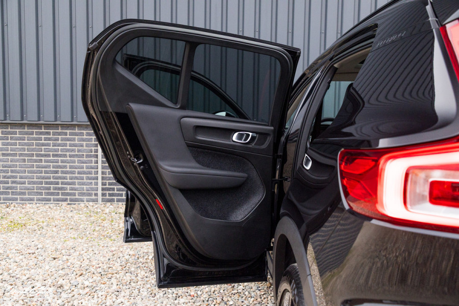 Volvo XC40 1.5 T5 Plug-in hybrid Ultimate Dark | Panorama dak | Zwenkbare trekhaak | Adaptieve cruise | Blis | Memory |