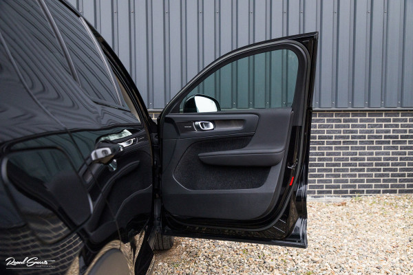 Volvo XC40 1.5 T5 Plug-in hybrid Ultimate Dark | Panorama dak | Zwenkbare trekhaak | Adaptieve cruise | Blis | Memory |