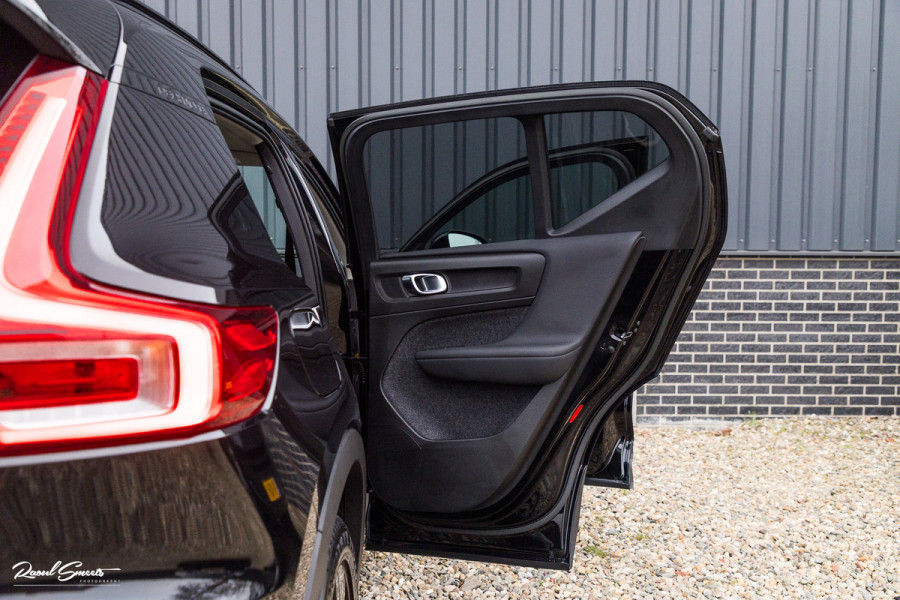 Volvo XC40 1.5 T5 Plug-in hybrid Ultimate Dark | Panorama dak | Zwenkbare trekhaak | Adaptieve cruise | Blis | Memory |