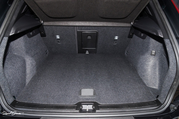 Volvo XC40 1.5 T5 Plug-in hybrid Ultimate Dark | Panorama dak | Zwenkbare trekhaak | Adaptieve cruise | Blis | Memory |