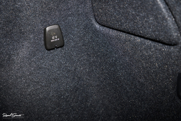 Volvo XC40 1.5 T5 Plug-in hybrid Ultimate Dark | Panorama dak | Zwenkbare trekhaak | Adaptieve cruise | Blis | Memory |