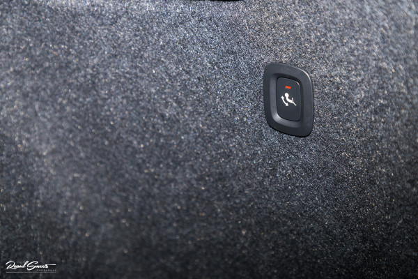 Volvo XC40 1.5 T5 Plug-in hybrid Ultimate Dark | Panorama dak | Zwenkbare trekhaak | Adaptieve cruise | Blis | Memory |