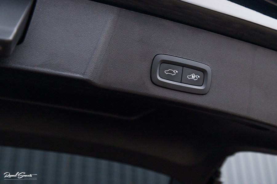 Volvo XC40 1.5 T5 Plug-in hybrid Ultimate Dark | Panorama dak | Zwenkbare trekhaak | Adaptieve cruise | Blis | Memory |