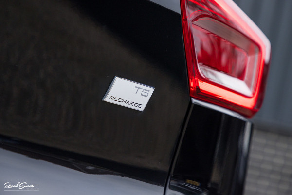 Volvo XC40 1.5 T5 Plug-in hybrid Ultimate Dark | Panorama dak | Zwenkbare trekhaak | Adaptieve cruise | Blis | Memory |