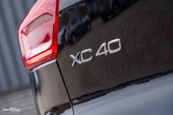 Volvo XC40 1.5 T5 Plug-in hybrid Ultimate Dark | Panorama dak | Zwenkbare trekhaak | Adaptieve cruise | Blis | Memory |