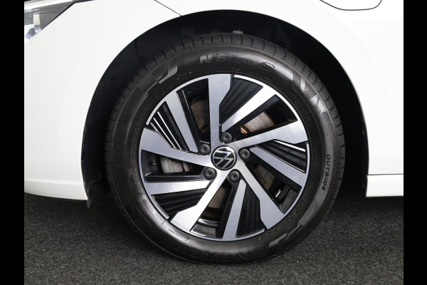 Volkswagen Golf 1.4 eHybrid Style 204 pk Automaat (DSG) | Navigatie | Panoramadak | Parkeersensoren | Adaptieve cruise control | Stoelverwarming |