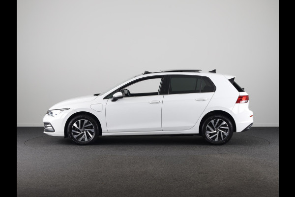 Volkswagen Golf 1.4 eHybrid Style 204 pk Automaat (DSG) | Navigatie | Panoramadak | Parkeersensoren | Adaptieve cruise control | Stoelverwarming |