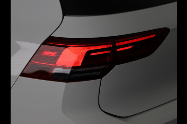 Volkswagen Golf 1.4 eHybrid Style 204 pk Automaat (DSG) | Navigatie | Panoramadak | Parkeersensoren | Adaptieve cruise control | Stoelverwarming |