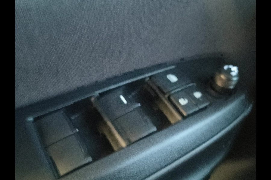 Toyota Yaris Cross 1.5 Hybrid 115 Dynamic Automaat uit 2025 Rijklaar + Fabrieksgarantie tot 2030 Henk Jongen Auto's in Helmond,  al 50 jaar service zoals 't hoort!