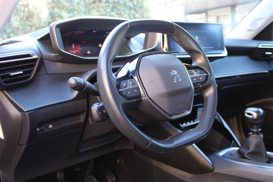 Peugeot 2008 1.2 PureTech Allure | Trekhaak | Panoramadak | Navigatie