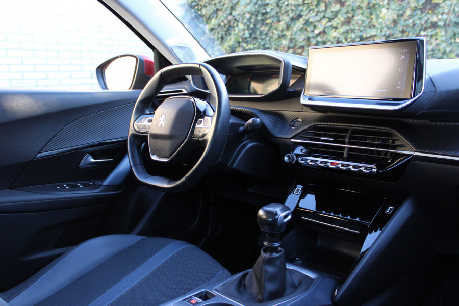 Peugeot 2008 1.2 PureTech Allure | Trekhaak | Panoramadak | Navigatie