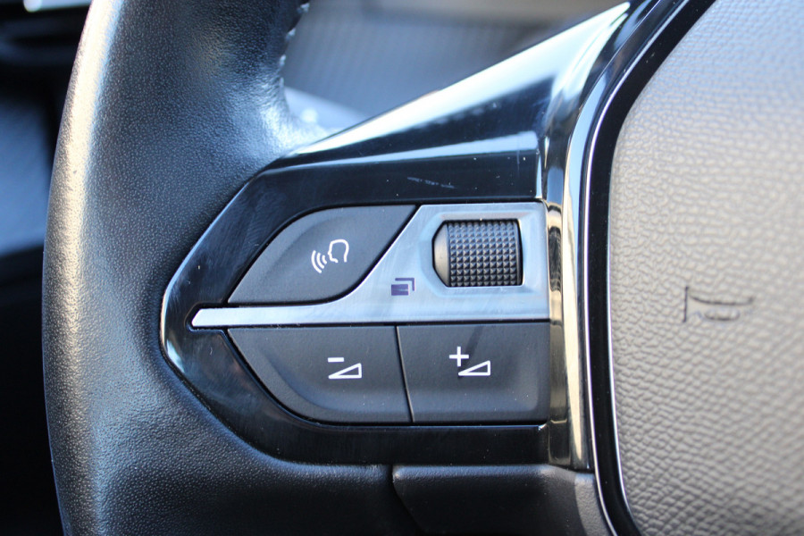 Peugeot 2008 1.2 PureTech Allure | Trekhaak | Panoramadak | Navigatie