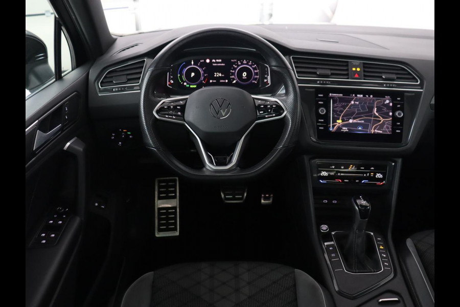 Volkswagen Tiguan 1.4 TSI eHybrid R-Line | Panoramadak | Keyless | Camera | Adaptive cruise control | Carplay | Privacy glass