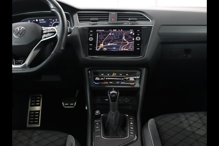 Volkswagen Tiguan 1.4 TSI eHybrid R-Line | Panoramadak | Keyless | Camera | Adaptive cruise control | Carplay | Privacy glass