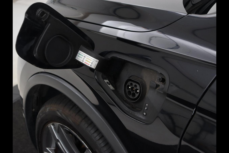 Volkswagen Tiguan 1.4 TSI eHybrid R-Line | Panoramadak | Keyless | Camera | Adaptive cruise control | Carplay | Privacy glass