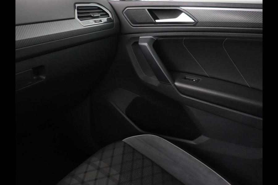 Volkswagen Tiguan 1.4 TSI eHybrid R-Line | Panoramadak | Keyless | Camera | Adaptive cruise control | Carplay | Privacy glass