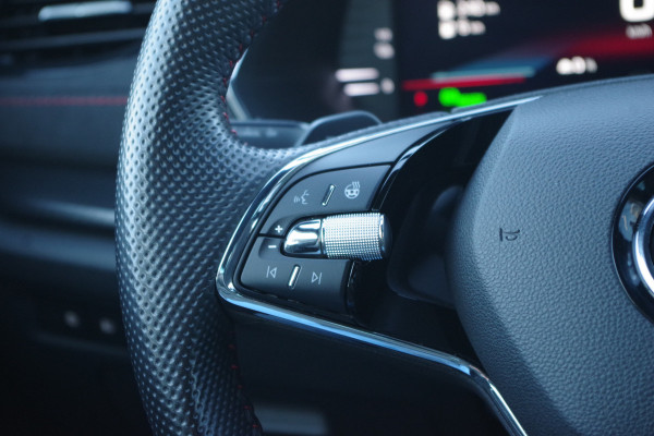 Škoda Octavia Combi 1.4 TSI RS 245 PK iV PHEV BNS, Winterpakket, 4 x Stoelverwarming, Camera