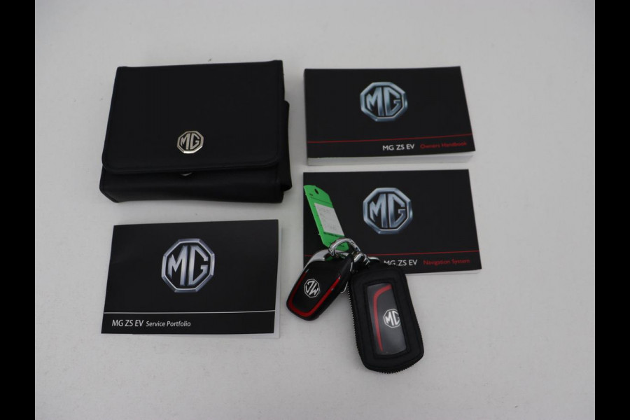 MG Mg Zs EV Luxury 45 kWh | Panoramadak | Adaptive cruise control | Climate control | Leder | Stoelverwarming | Navigatie | Camera | Carplay