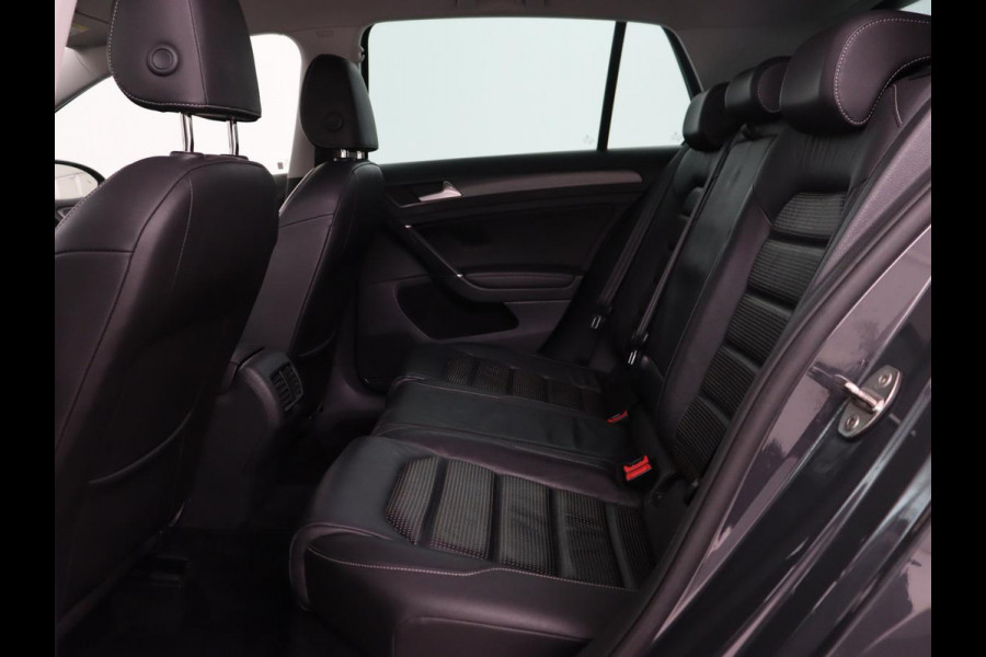 Volkswagen e-Golf e-Golf | Adaptive cruise control | Stoelverwarming | Volleder | Climate control | Active info | Camera | Carplay | Adaptive cruise control | Lane assist