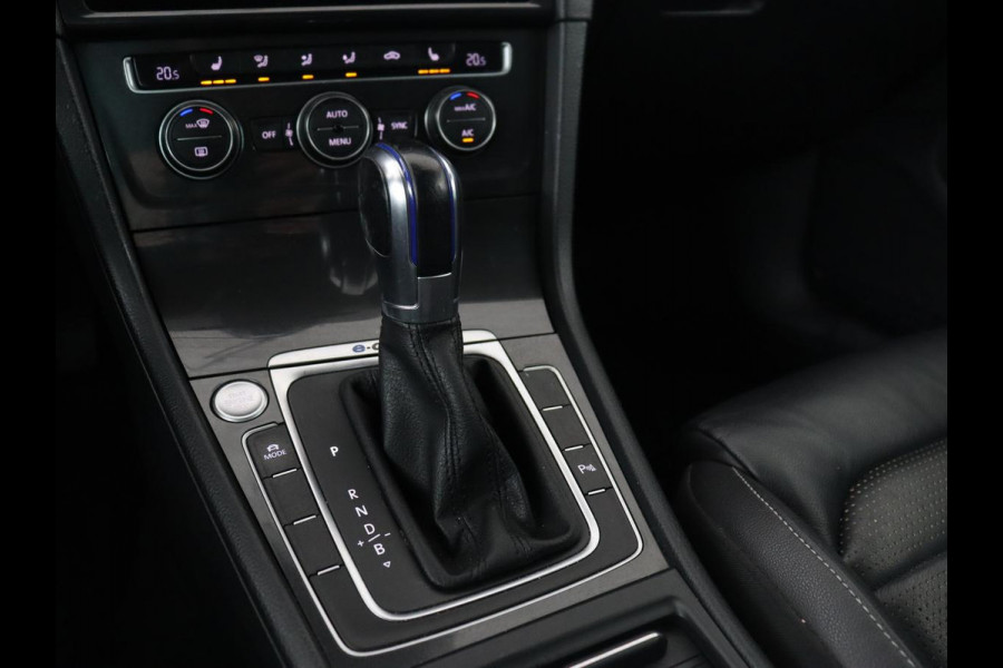 Volkswagen e-Golf e-Golf | Adaptive cruise control | Stoelverwarming | Volleder | Climate control | Active info | Camera | Carplay | Adaptive cruise control | Lane assist