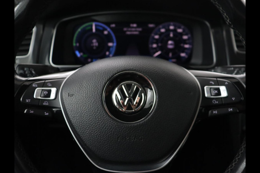 Volkswagen e-Golf e-Golf | Adaptive cruise control | Stoelverwarming | Volleder | Climate control | Active info | Camera | Carplay | Adaptive cruise control | Lane assist