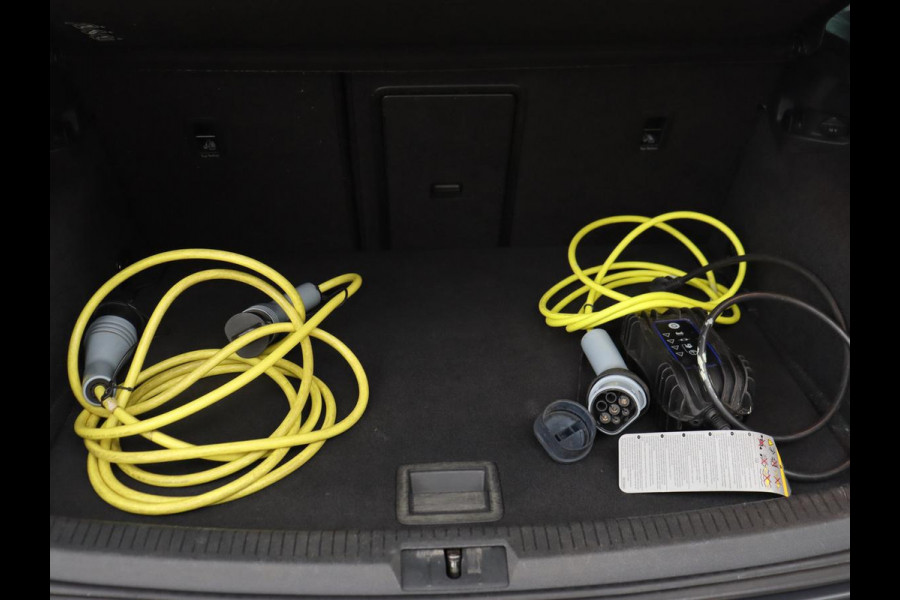 Volkswagen e-Golf e-Golf | Adaptive cruise control | Stoelverwarming | Volleder | Climate control | Active info | Camera | Carplay | Adaptive cruise control | Lane assist